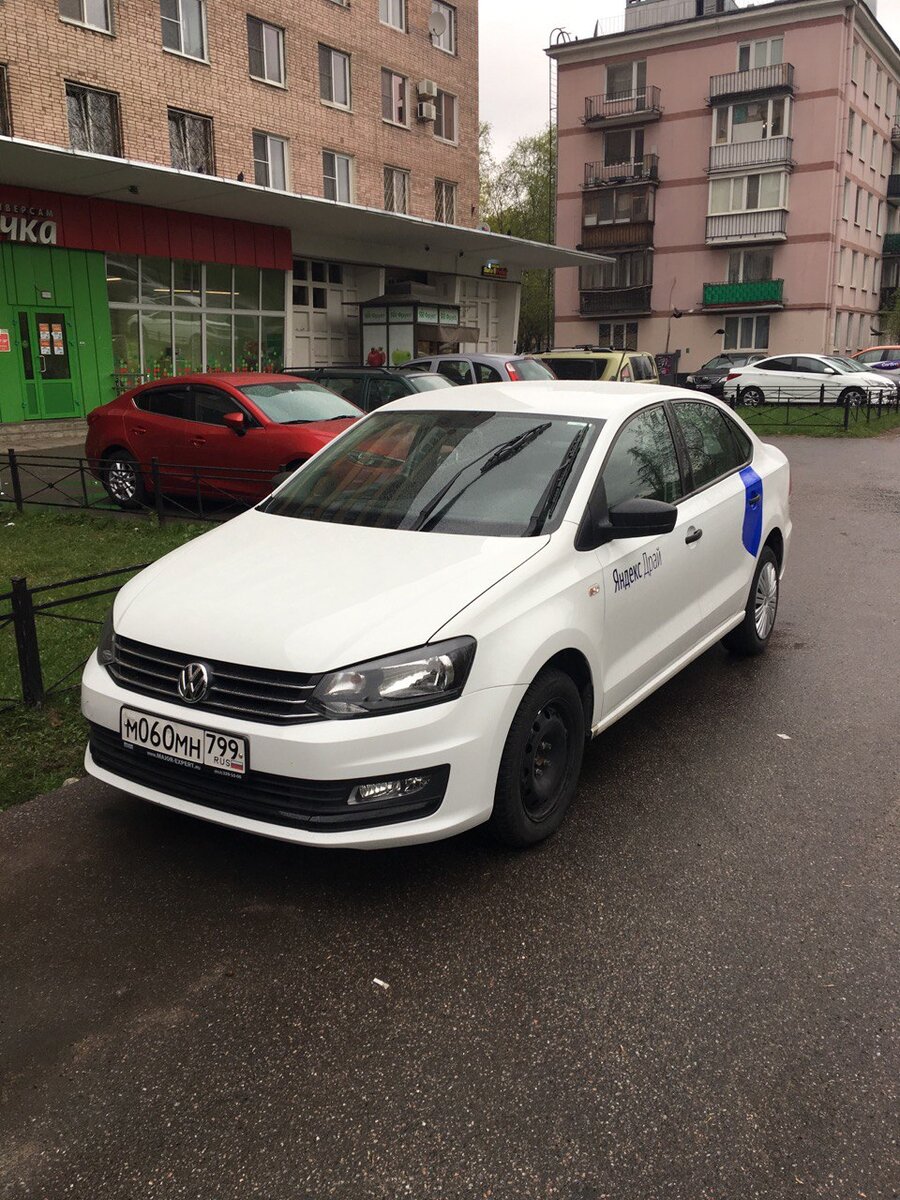 Припарковался на тротуаре у магазина, но ничего криминального