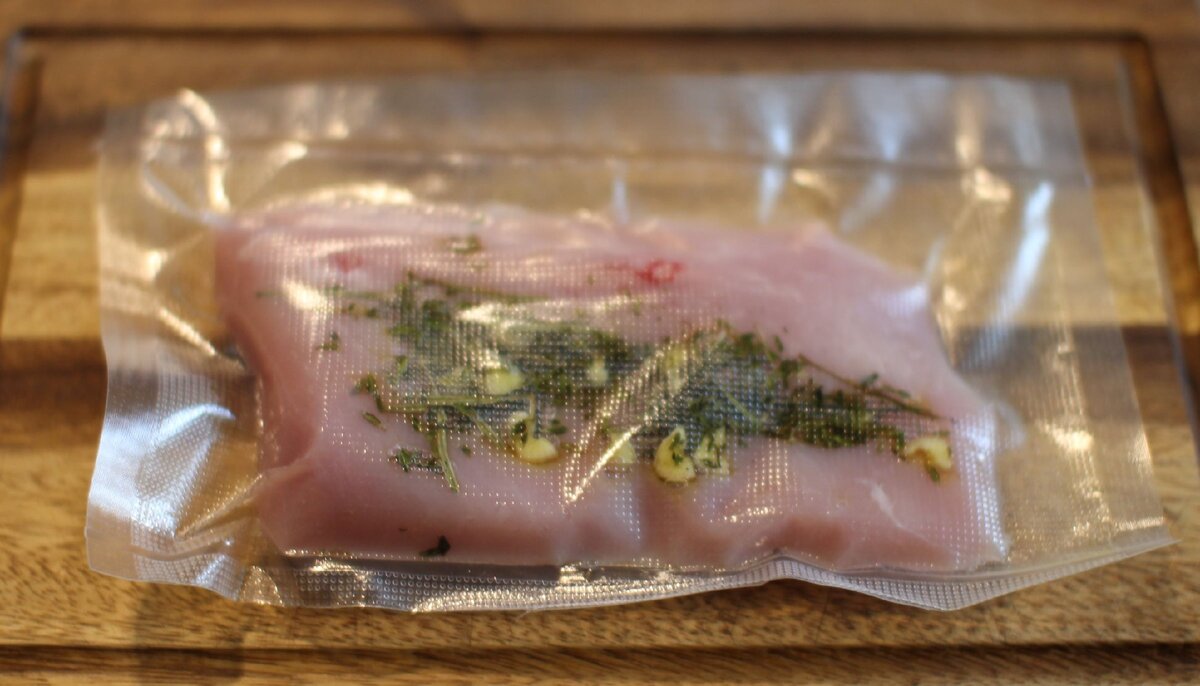 Индейка со специями маринуется в вакуумном пакете