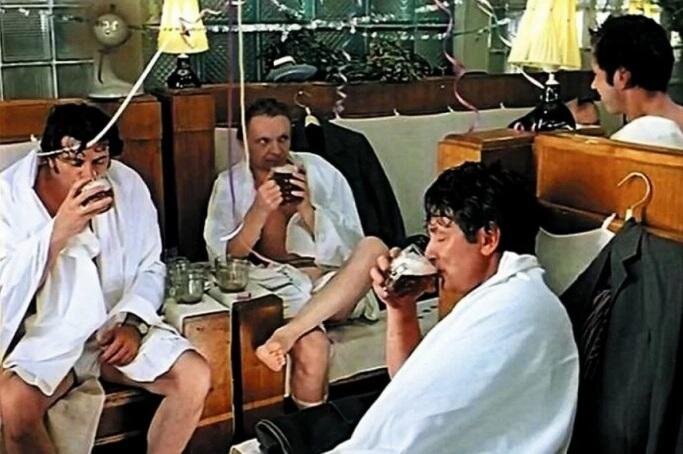 Сандуны организовали прямо под лестницей 