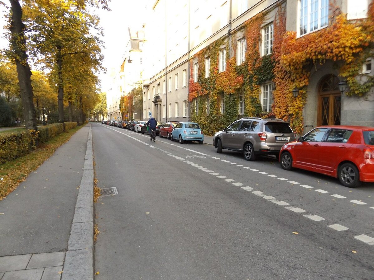 Велодорожка в Стокгольме. Дорога из трёх частей: проезжая часть, велодорожка и парковка. Всё очень удобно и функционально.