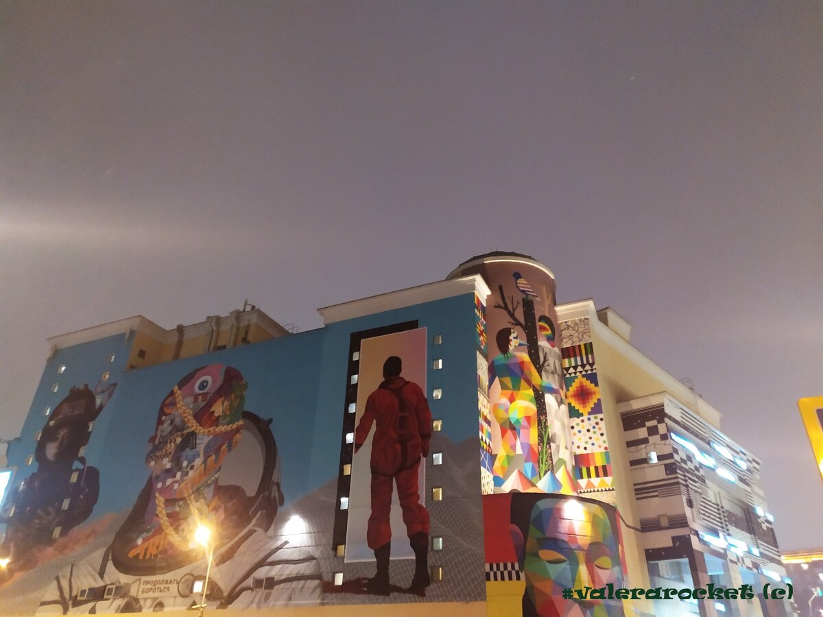 Вид на тыльную сторону ТЦ Атриум со стороны площади Курского вокзала г.Москвы 