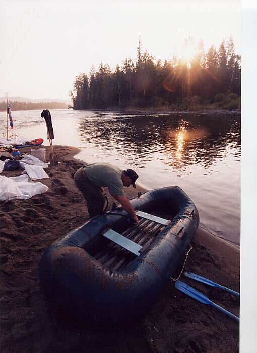 То ли лодка нас спасла, то ли мы её. Фото: Валерий Бодряшкин/"Красноярский рабочий"