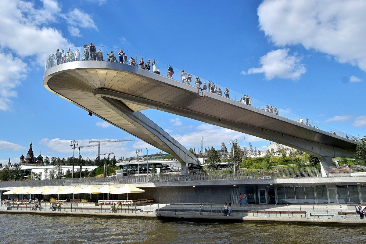 Главная достопримечательностей парка - парящий мост.