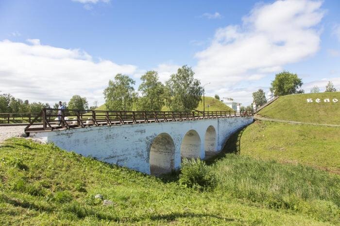 Мост через ров