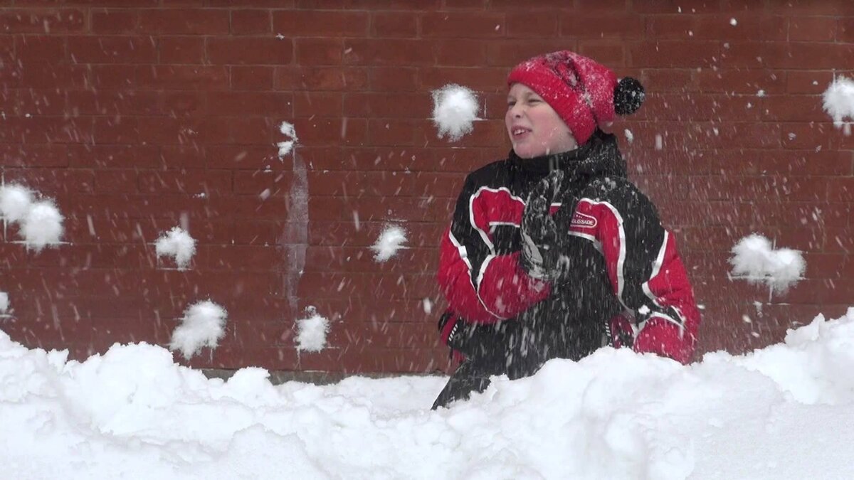 Попасть снежком в окно. Игра в снежки. Игра в снежки на улице. Дети играют в снежки. Игра в снежки картинки.