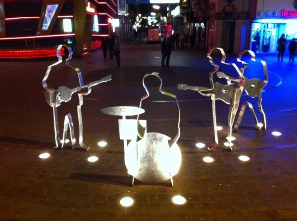 "Памятник" Beatles на Репербане. Фото с сайта http://www.lgroutes.com/old-towns/Hamburg/Reeperbahn.html