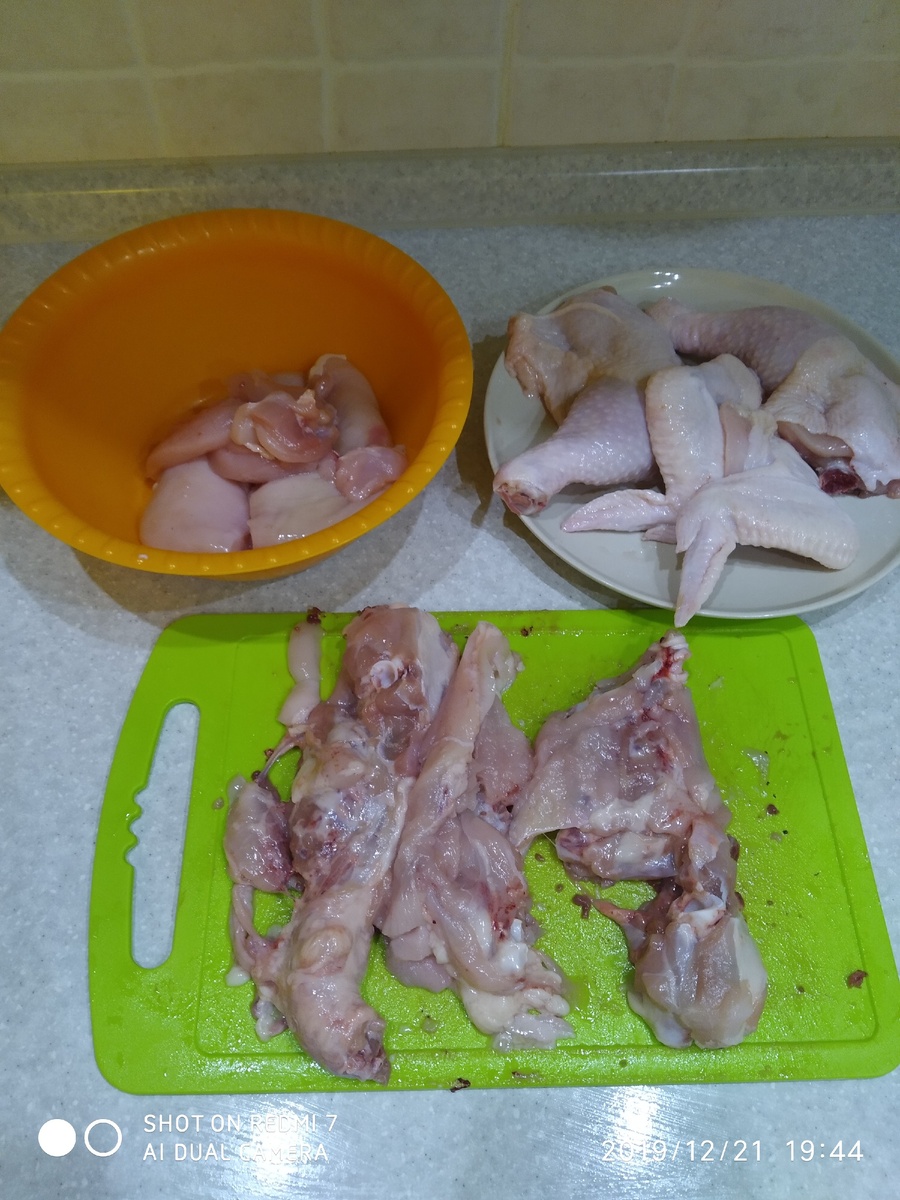 Острый нож помогает справиться с этим очень быстро.