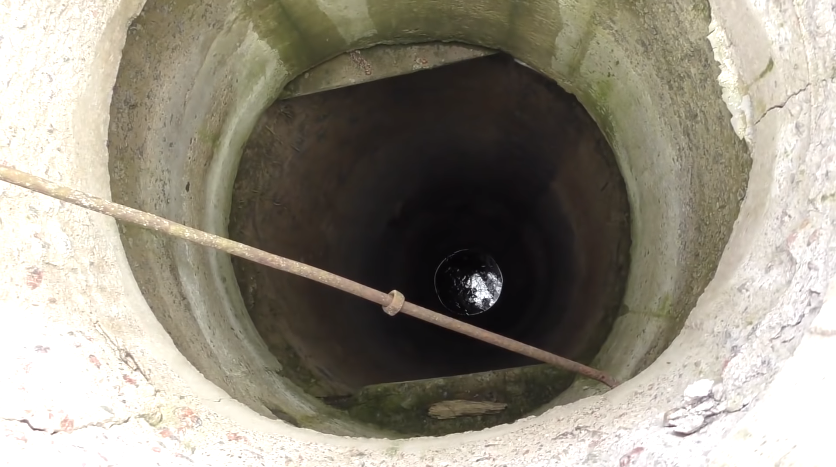 Какая глубина, страшно представить что будет с тем кто туда упадёт...