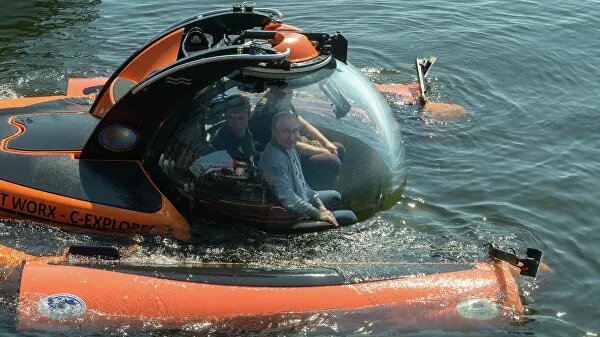  Немецкое минное поле времен Великой Отечественной войны нашли и обезвредили с помощью роботов военные моряки Балтийского флота в преддверии визита на остров Гогландлетом этого года президента России Владимира Путина, сообщил в интервью газете "Красная звезда" командующий Балтфлотом адмирал Александр Носатов."Минувшим летом под эгидой Русского географического общества состоялась экспедиция на остров Гогланд, участие в которой принимали президент и министр обороны России. Не все знают, что в подготовке и обеспечении этой экспедиции были задействованы корабли, суда и инженерное подразделение Балтийского флота", — рассказал он.