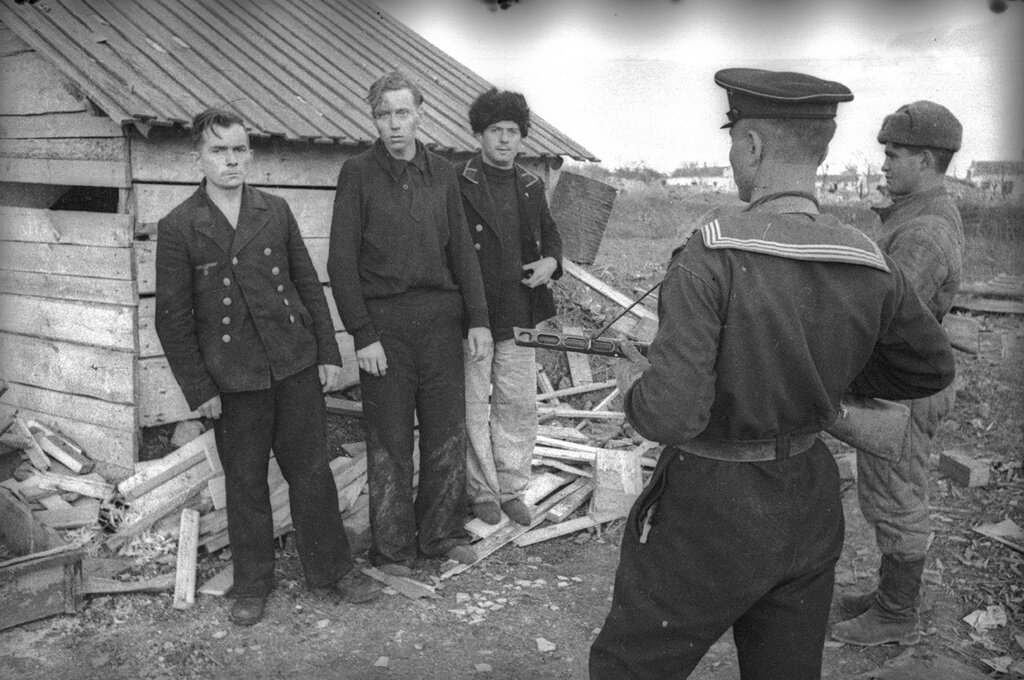 случайное фото немецких пленных  с нашим морячком 