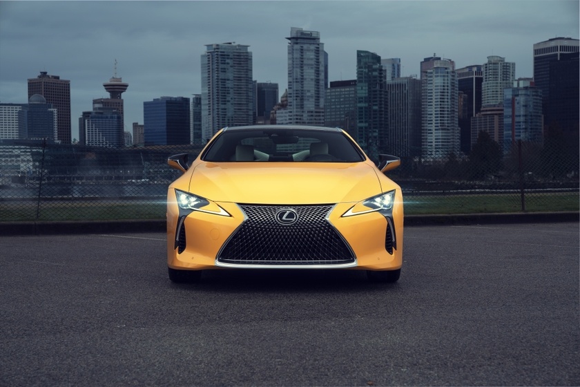 Заднеприводное купе Lexus LC500 построено на платформе GA-L, которую делит с флагманским седаном LS. 