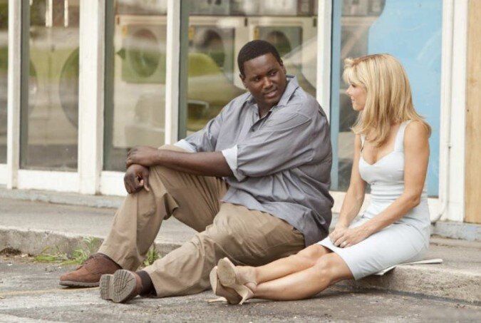  Куинтон Аарон и Сандра Буллок - кадр из фильма "Невидимая сторона"