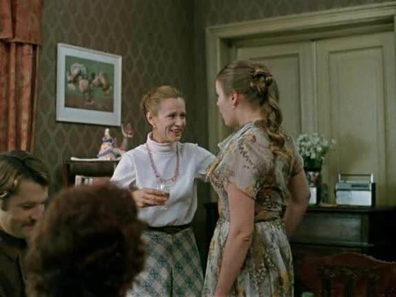 Бедная Анна в жуткой мешковатой водолазке отчаянно проигрывает свой подруге.