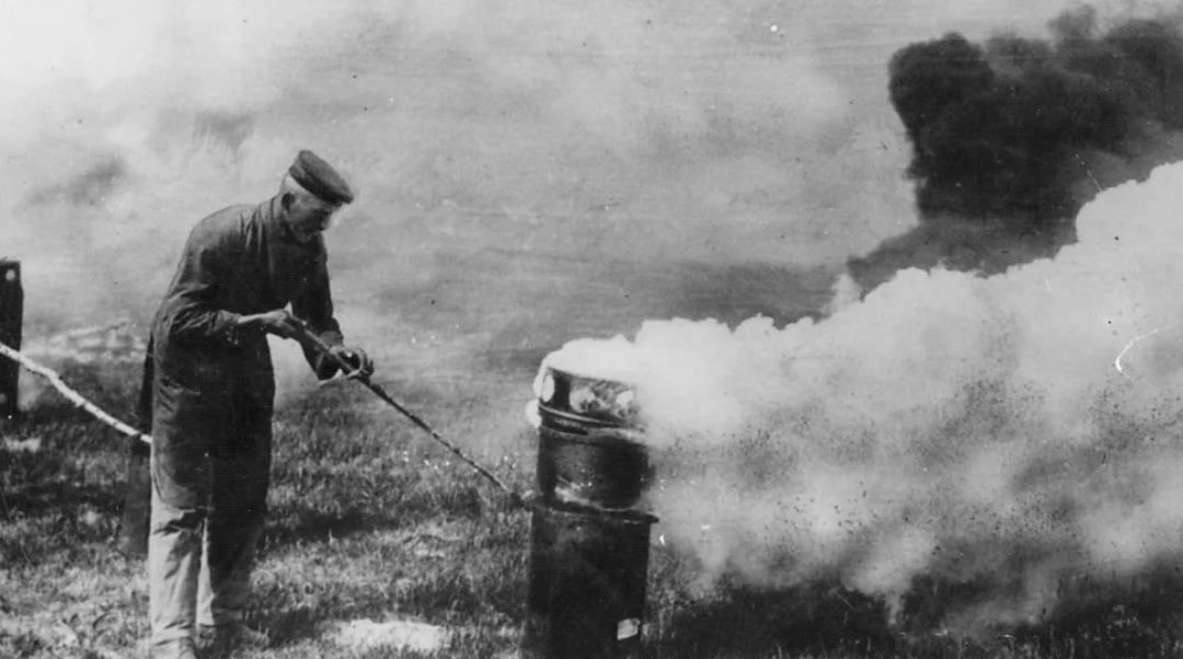 Первый отравляющий газ. Химическое оружие первой мировой Осовец. Хлор ГАЗ первая мировая. Химическое оружие в первой мировой войне.