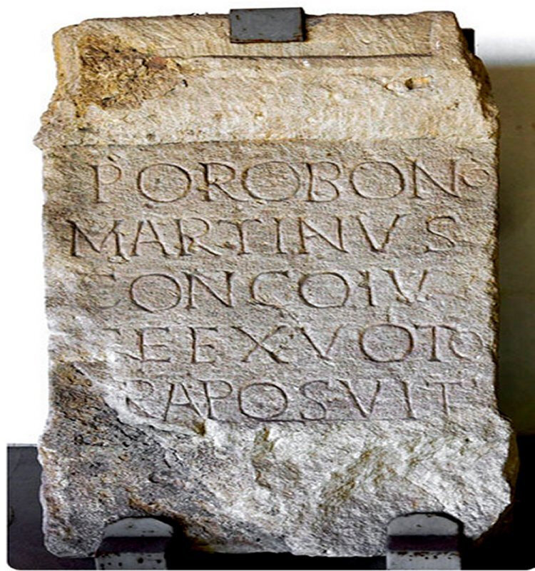 латинская надпись выгравированная на куске известняка