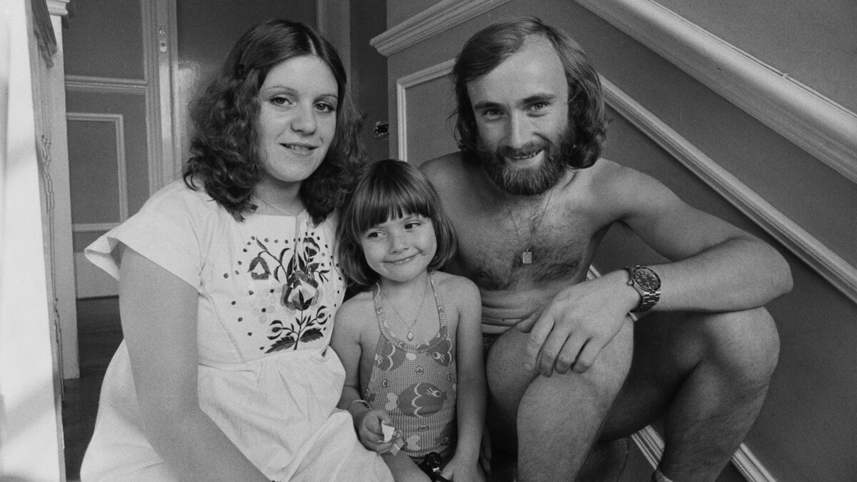 Андреа Борелли, её дочь Джоуи, которую Фил Коллинз удочерил, и сам Фил на фото 1976-го года. Счастливое семейство.