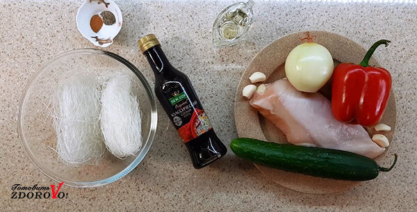 Фунчоза с куриными грудками.