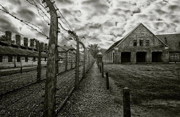 Над главным входом в концлагерь нацисты разместили вывеску с цитатой из Данте –  концовкой надписи над вратами ада в «Божественной комедии».
