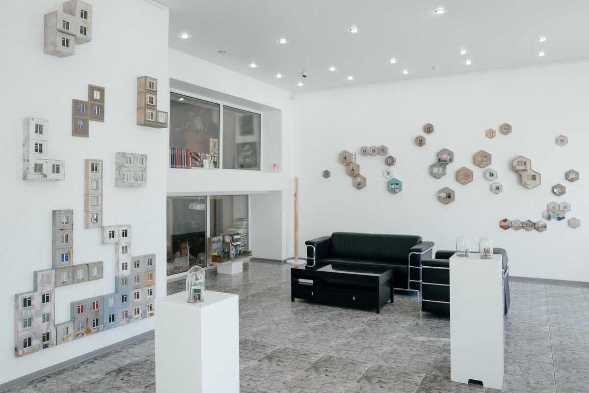 Экспозиция выставки в пространстве DiDi Gallery