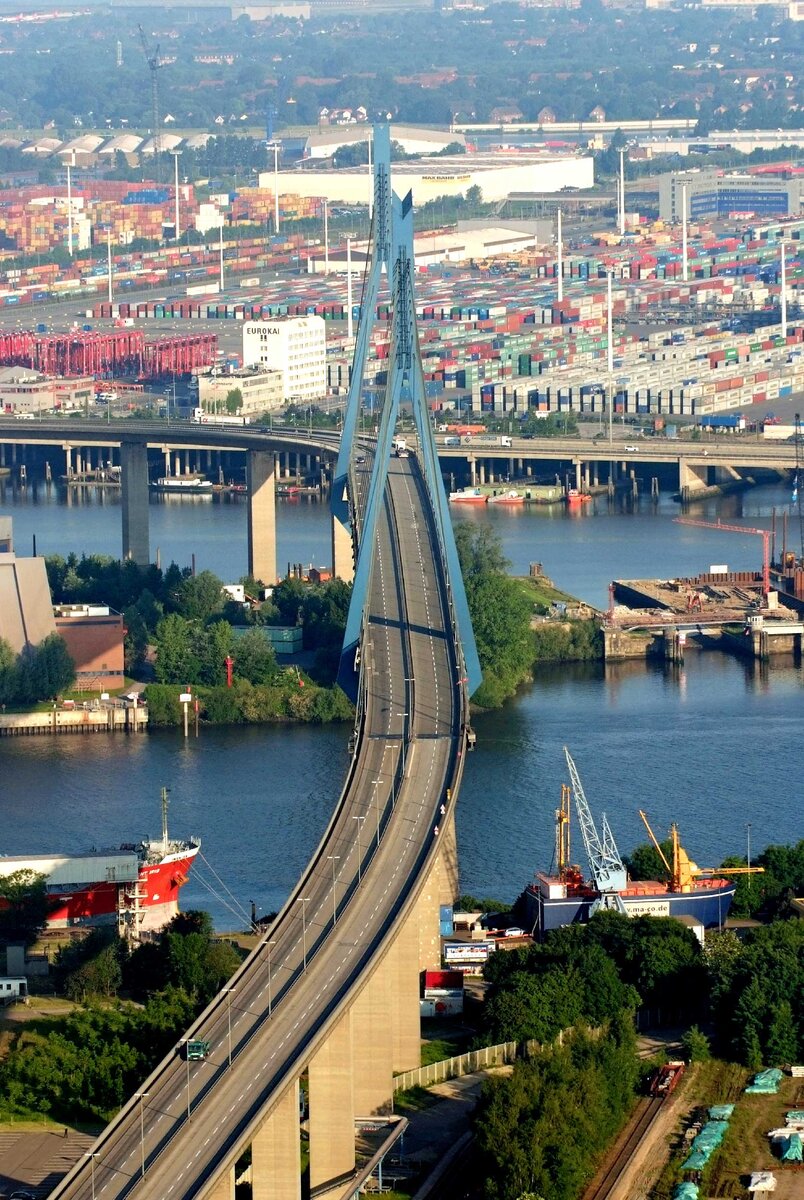 Контейнерные терминалы и самый большой мост Гамбурга. Фото из Яндекс.Картинок