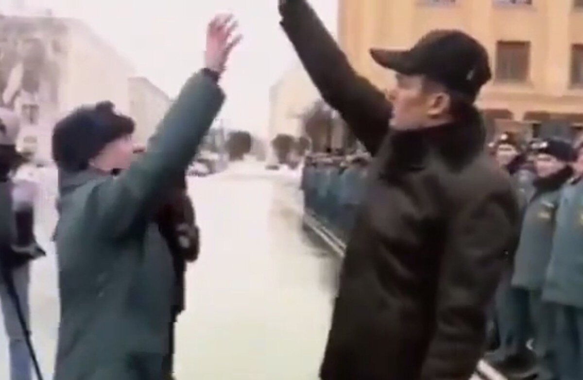 Глава Чувашии Михаил Игнатьев(справа) вручает ключи. (стоп-кадр) 