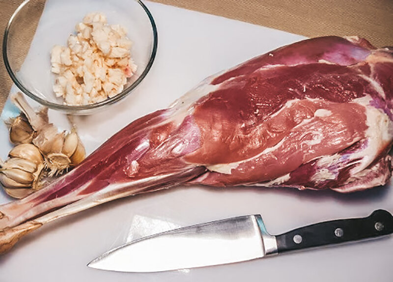 Косуля в рукаве в духовке. Нога косули в маринаде. Рецепт запекания ноги косули в духовке рецепт. Баранина жиго. Лопатка косули.