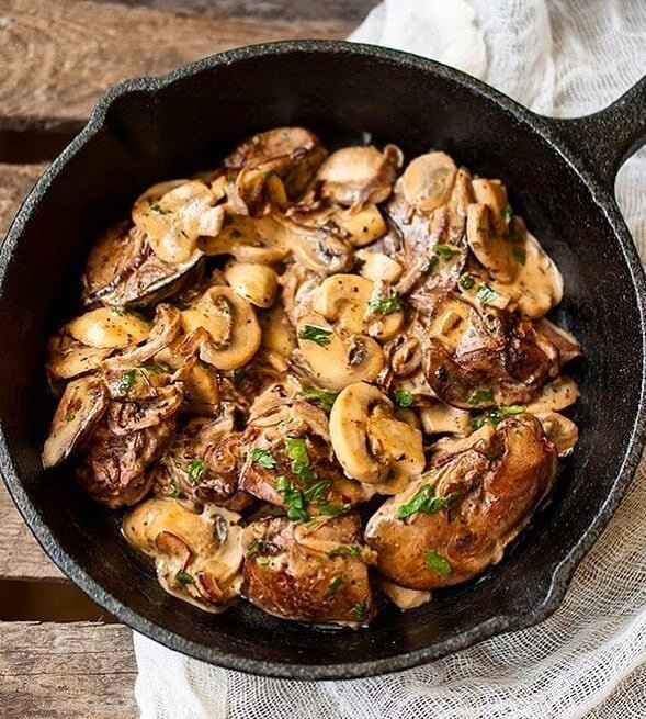 Печень тушеная с грибами в сметанном соусе.