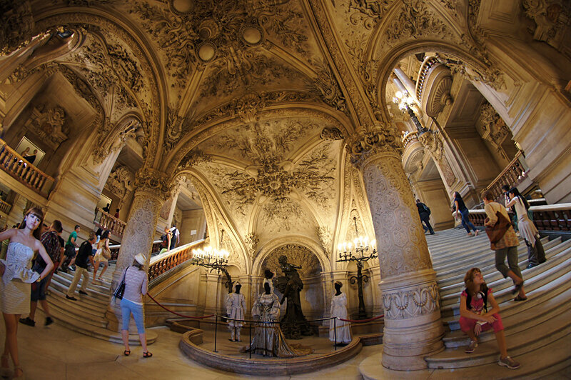 Проходим к подножию Парадной лестницы, ведущей в зал