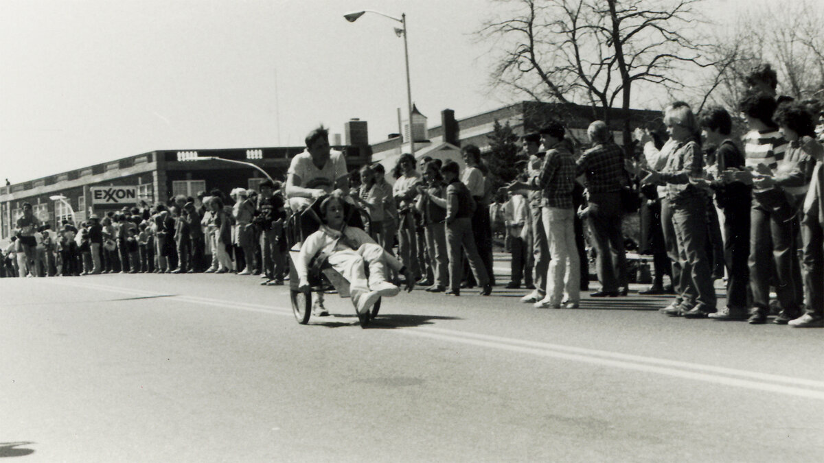 Команда Хойт бежит на дистанции Бостонского марафона в 1981 году. Фото: Boston Marathon | Twitter