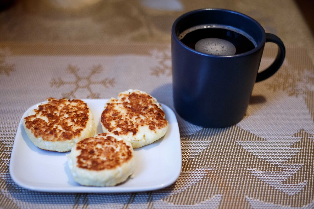 творог 150 гр. мука рисовая 20 гр., 1 яйцо ,подсластители по вкусу