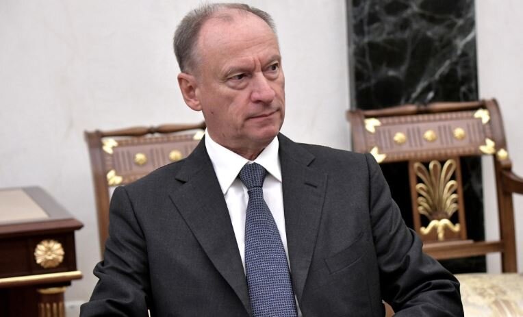 США обманом и силой вмешиваются в дела Венесуэлы и под видом урегулирования пытаются свергнуть правительство законного президента этой страны Николаса Мадуро, заявил секретарь Совета безопасности РФ Николай Патрушев в ответ на намерения Вашингтона и венесуэльской оппозиции «удвоить усилия» по смене режима в республике. Патрушев заявил, что такие действия Белого дома просто неприемлемы. Он отметил, что восстановить мир и согласие в Венесуэле невозможно силой, обманом и без воли народа. Глава Совбеза также напомнил, что оппозиционного лидера Хуана Гуайдо никто не избирал и события 2019 года показали, что венесуэльцы выступают как раз за законного президента Мадуро. «Заявления американской стороны — не что иное, как попытка подбодрить антиправительственные силы на фоне низкого рейтинга их лидера и укрепления позиций легитимных властей», — убежден он. По словам Патрушева, в принципе США уже никого не удивляют такими открытыми призывами к свержению режимов в странах, которые проводят неудобный для американцев курс. «Они (призывы) уже давно стали характерной чертой внешней политики США. К чему приводит такая политика известно — к хаосу в целых регионах мира, войнам и развалу государств», — заключил он. Как сообщала ранее «Газета.ру», 6 февраля глава Госдепа США Майкл Помпео и Гуайдо провели встречу в Вашингтоне и договорились, что удвоят усилия по отстранению от власти Мадуро, а также на «восстановление демократии, экономического процветания и достоинства народа Венесуэлы"