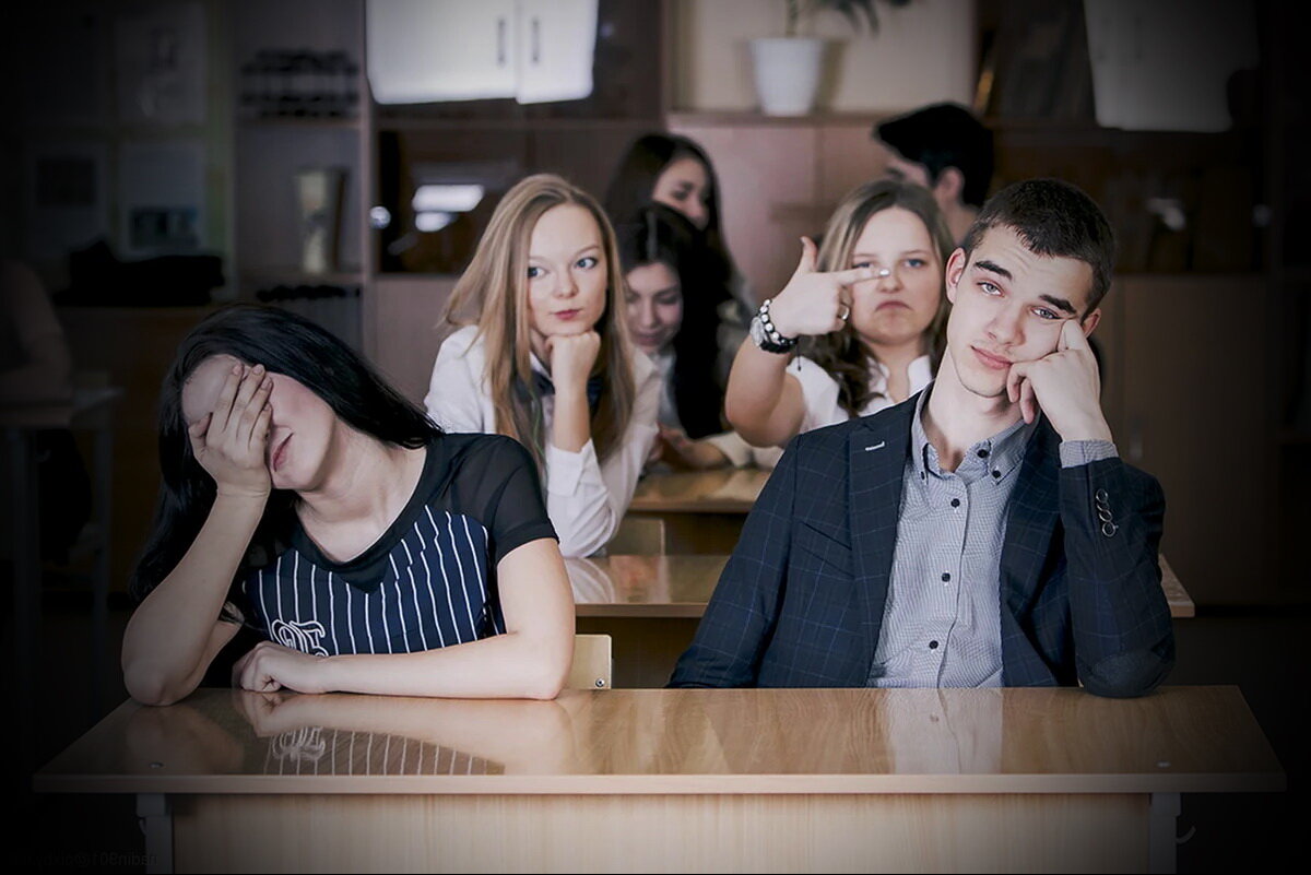 Беседа с учениками. Ученик с учебником. Итон колледж ученики. Рассказы старших классов. Школьник с учебниками.