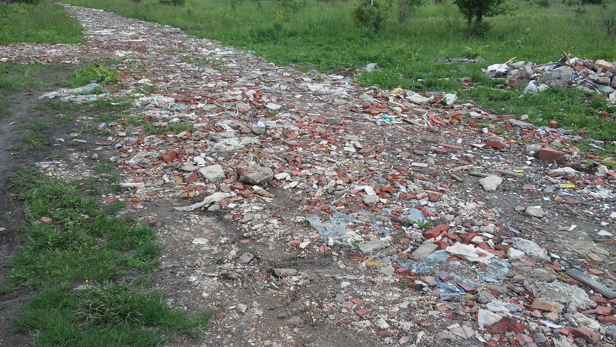 Такие дороги в ауле строят на новых нарезках, засыпая в грязь что попало. 