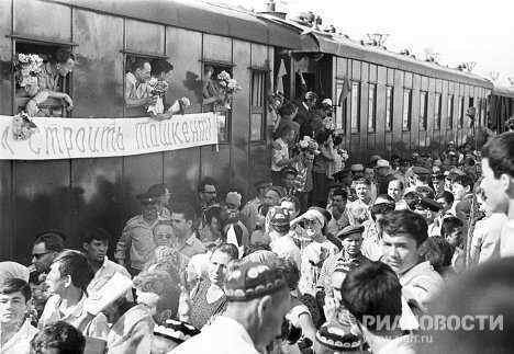 Практически ежедневно прибывали составы с желающими помочь.