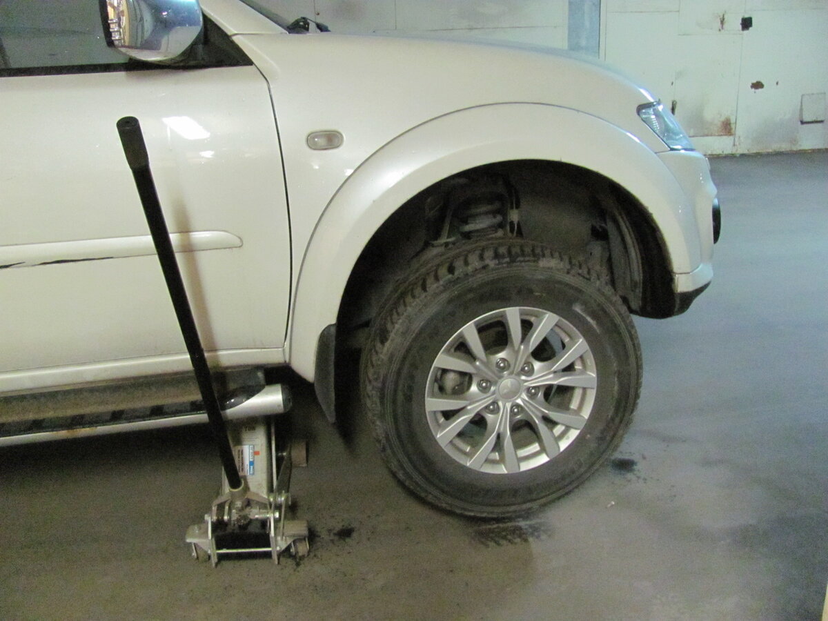 Снимаем колесо