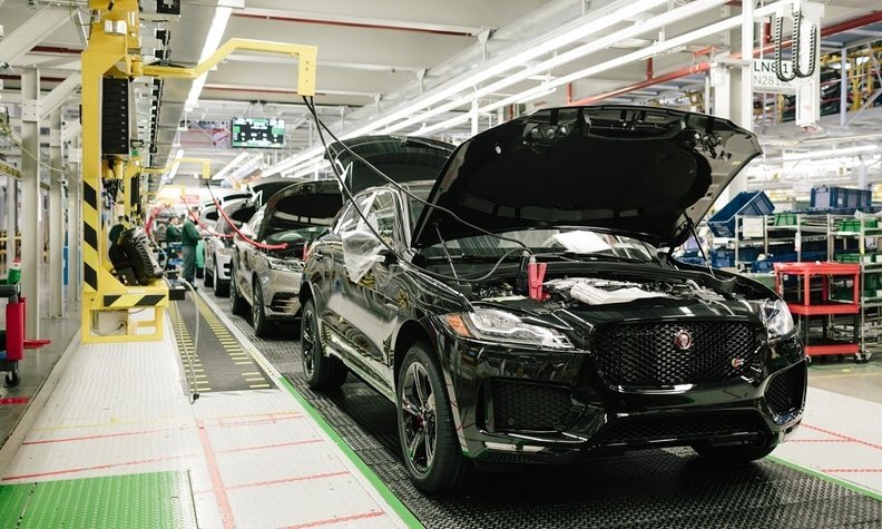 Jaguar производит кроссовер F-Pace в Солихалле, центральная Англия