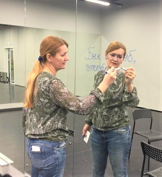 Пример смекалки: на занятиях в танц-классе педагог пишет на зеркале, если в классе отсутствует доска или флип-чат. 