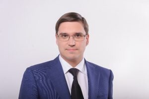 Станислав Киселев, генеральный директор ГК «КОРТРОС» поделился своими мыслями насчет развития электромобилей в России:«Думаю, сегодня уже никто не сомневается, что за электромобилями будущее. Развитие технологий в самое ближайшее время позволит преодолеть последние препятствия для того, чтобы они возобладали над своими бензиновыми и дизельными собратьями. Ну а наша задача как застройщика – подготовить условия для развития этого сегмента. Ведь именно наличие возможности без хлопот зарядить электромобиль в «домашних» условиях становится ключевым фактором для популярности этого вида транспорта».