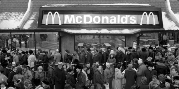 Первый Макдональдс во время открытия