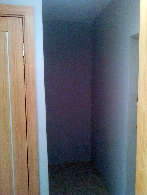 Фото из открытых источников.На полу кладовки плитка, стены выровнены и покрашены