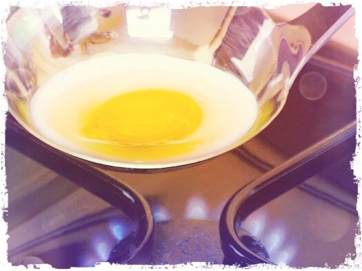 Готовим глазунью в половнике