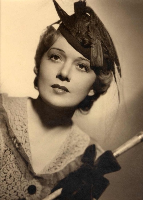 
Эдвиж Фейёр в заглавной роли в фильме *Марта Ришар на службе Франции*.
Участие в авиашоу сделала ей суперзвездой страны и, когда началась Первая Мировая, пыталась записаться в армию. Ей отказали. Тем временем, на фронте умер муж, и Марта приняла предложение военной разведки – соблазнить видного немецкого дипломата в Испании, чтобы передавать сведения во Францию и срывать военные операции немцев. Марта была так успешна, что получила Орден Почётного Легиона... Через пятнадцать лет после войны. До того её по-прежнему отвергала «приличная публика». Какая разница, сколько она спасла их сыновей и братьев, ведь когда-то её телом торговали!
