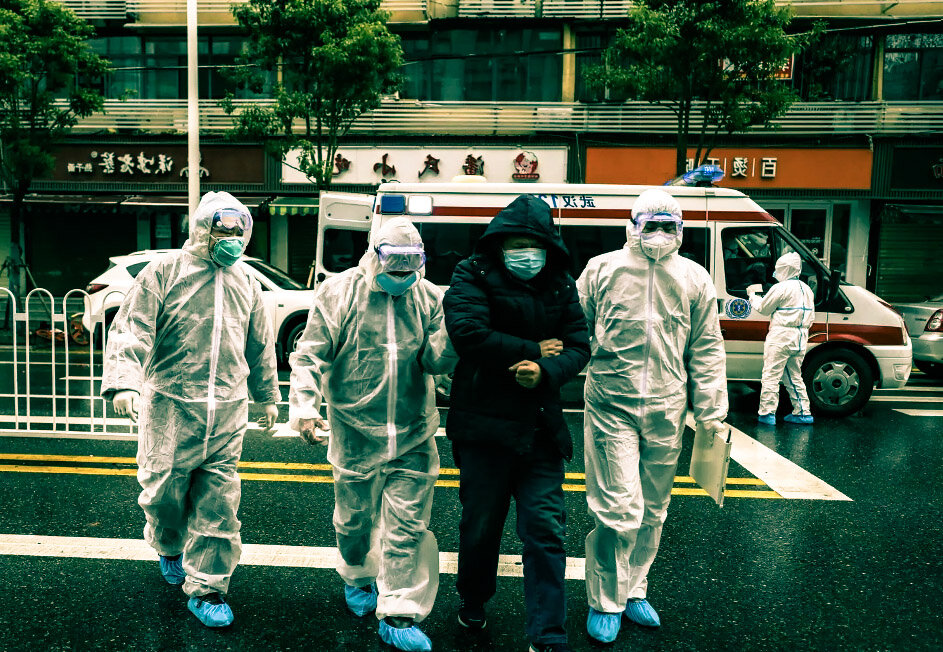 Уводят жителя с подозрением на инфекцию. 