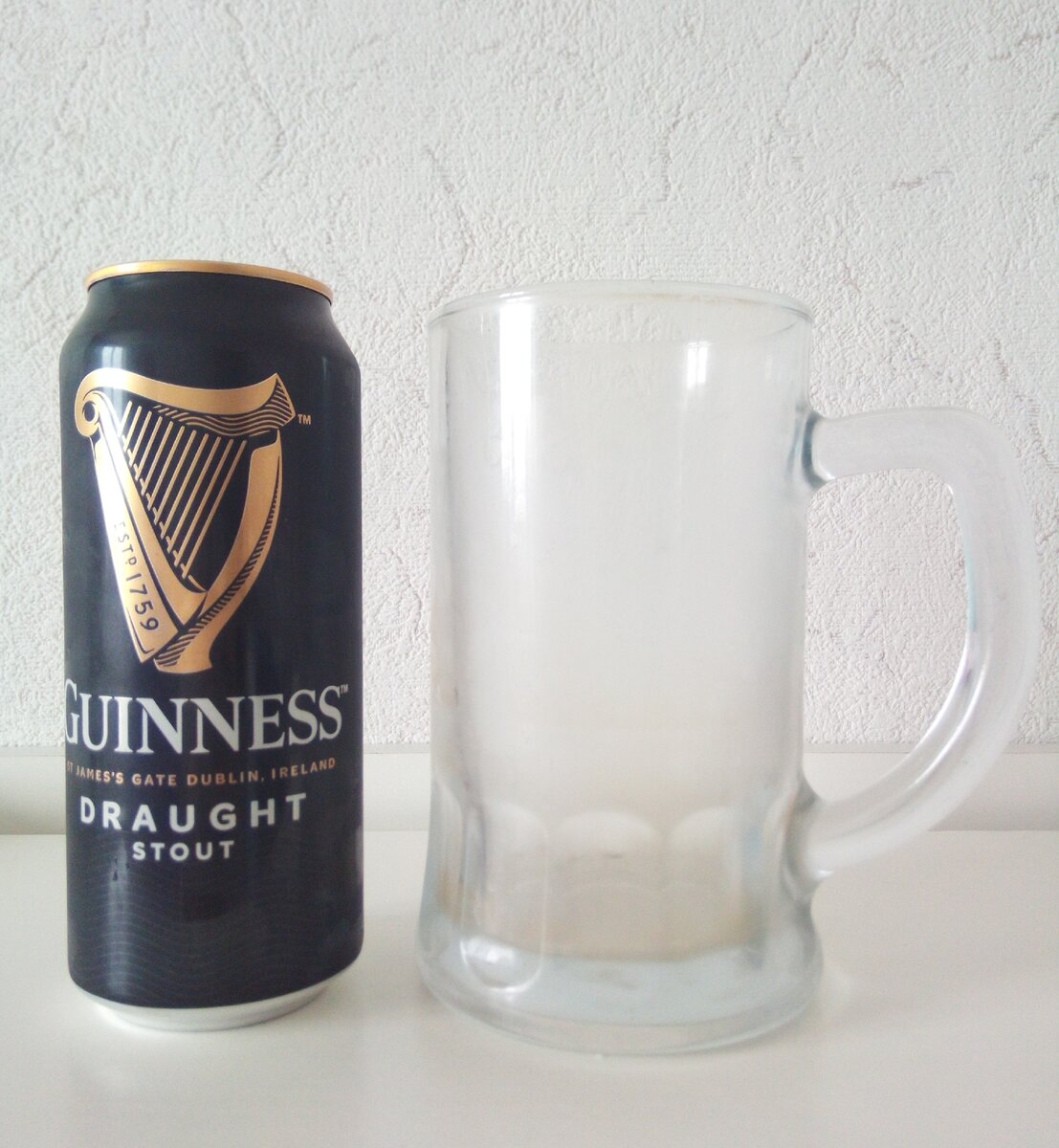 Наливать данное пиво нужно тоже особым способом. Это своего рода целый ритуал. По канону для этого нужен фирменный стакан в форме тюльпана (что делают мою дежурную кружку непригодной, но что поделать) Под углом в 45° наливается три четверти. Затем ждем подъема пены, и только после этого доливается остаток пива. Вся процедура по канону занимает 119,53 секунды!