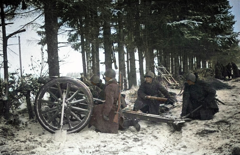 Батарея советских 76,2-мм полковых пушек обр. 1927 ведет огонь по противнику в районе Калинина (ныне Тверь). 02.12.1941 г. Автор: Александр Капустянский. Фотография использована в качестве иллюстрации.