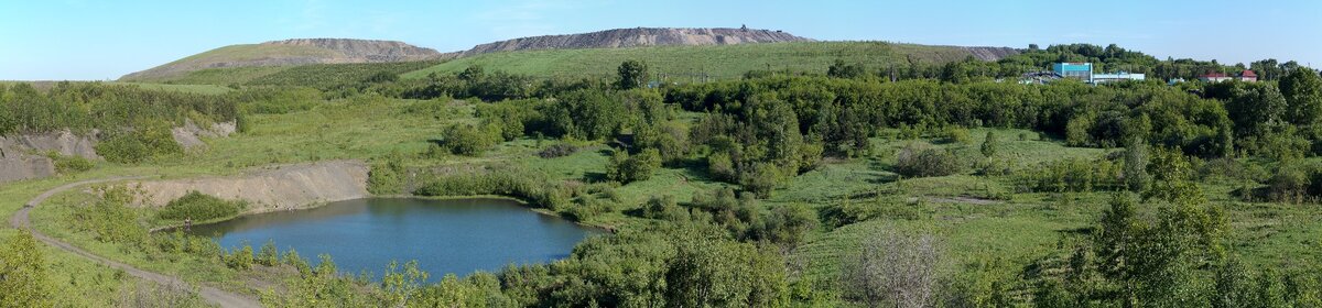 Год 2017. Озеро образованное остатками бывшей речки Акчурлы . Западнее еще сохранились  родники и  два маленьких озерца. На горизонте породные  отвалы разрезов шахты №12 и "Коксового".