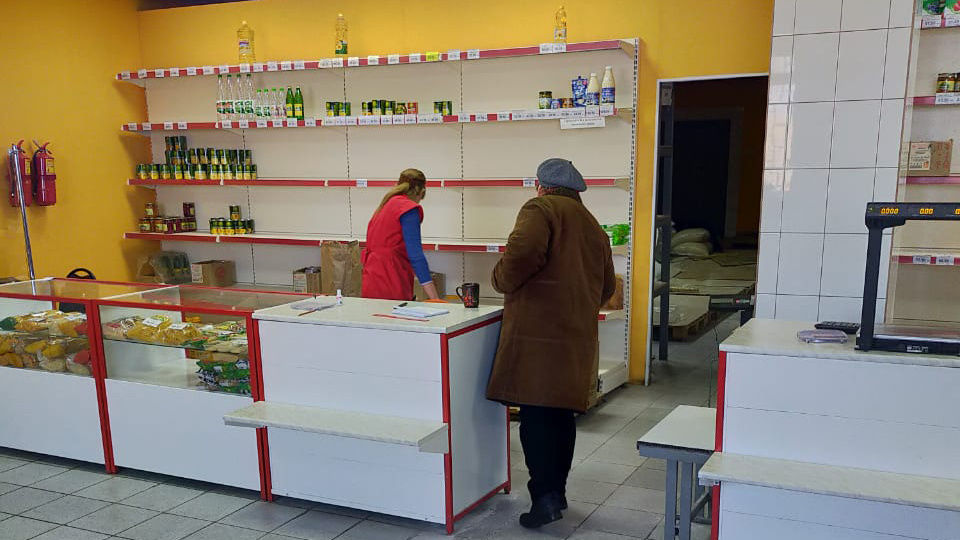 Еще утром полки магазина были забиты консервами