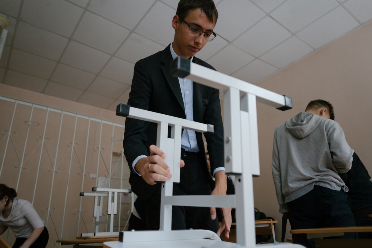 Марк собирается после урока/Фото: Аня Марченкова для Фонда Ройзмана