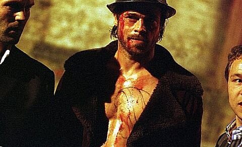 
Большой куш – криминальная комедия известного автора и режиссера Гая Ричи. Он повествует о преступном мире Лондона, в котором несколько бандитов ищут похищенный бриллиант. Большой актерский состав включает в себя таких первоклассных актеров как Брэд Питт и Джейсон Стэтхэм. Картина Мэттью Вона, кинокомпании Columbia Pictures. Показ фильма состоялся 23 августа 2000 года и собрал $83 557 872.