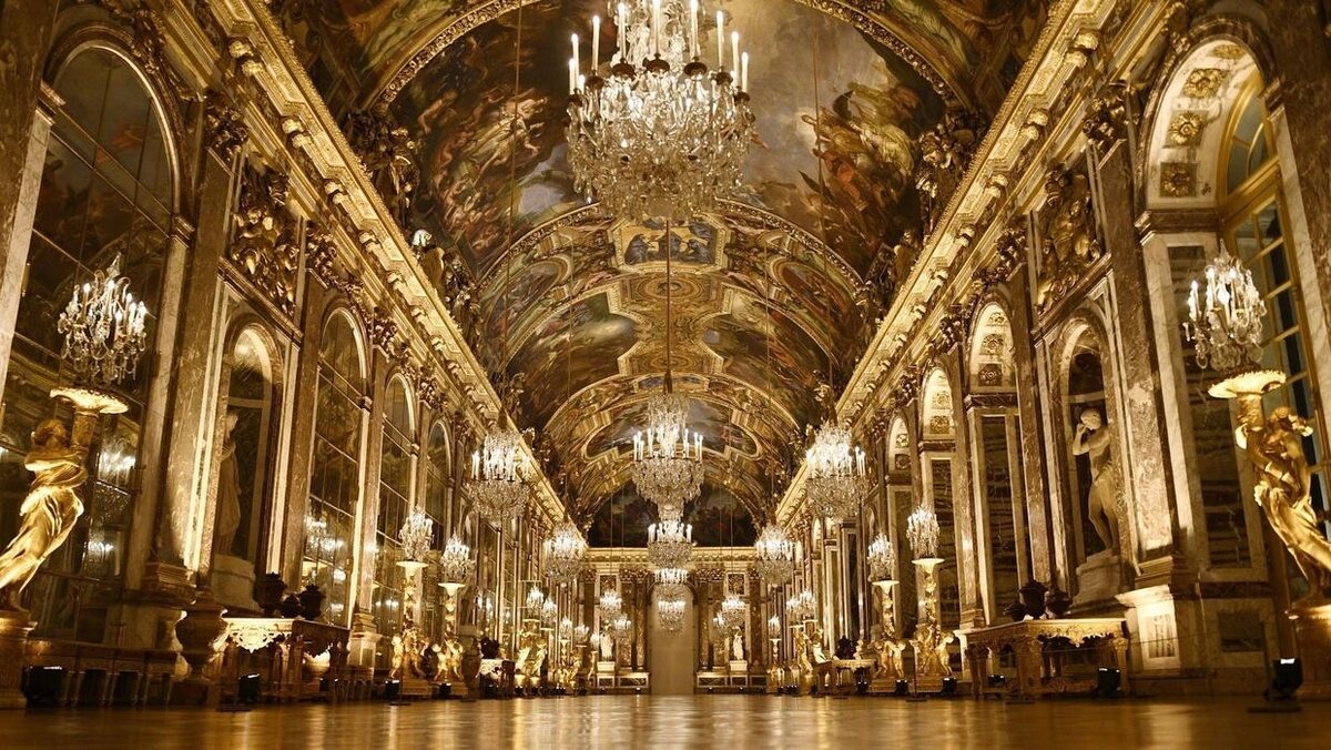 Дворцово-парковый ансамбль Версаля, закрытый на время карантина, запустил интернет-платформу виртуальных экскурсий и 3D-прогулок для всех желающих познакомиться с красотами и секретами резиденции французских королей. Национальный центр искусства и культуры Жоржа Помпиду на время карантина превратил свой сайт в виртуальный филиал, открыв доступ к постоянной коллекции, выставкам, киноархиву и онлайн-курсам современного искусства для взрослых и детей.Версаль методом погружения

Посетить Версальский дворец и парки, не выходя из дома, сейчас можно благодаря партнерству музея с сервисом Google Arts & Culture. Закрытый 13 марта из-за эпидемии коронавируса Версаль вышел в онлайн на специальной платформе, позволяющей виртуально познакомиться с 2300 залами, прогуляться по паркам и садам площадью 800 га и получить исчерпывающую информацию об истории королевской резиденции.

На платформе представлено 22 000 экспонатов музея, которые можно осмотреть со всех сторон благодаря технологии 3D и узнать их историю из комментариев. Версаль предлагает экскурсии по своим знаменитым залам, возможность рассмотреть в мельчайших деталях картины и роспись потолков, узнать 11 главных дворцовых секретов и даже разделить королевскую трапезу.

Полное «погружение» в обстановку возможно благодаря приложению-симулятору VersaillesVR | the Palace is yours.